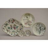 Lot Chinese porcelain: dish (23x28cm) 2 plates (dia18cm) and 2 saucers (dia8cm) (*)