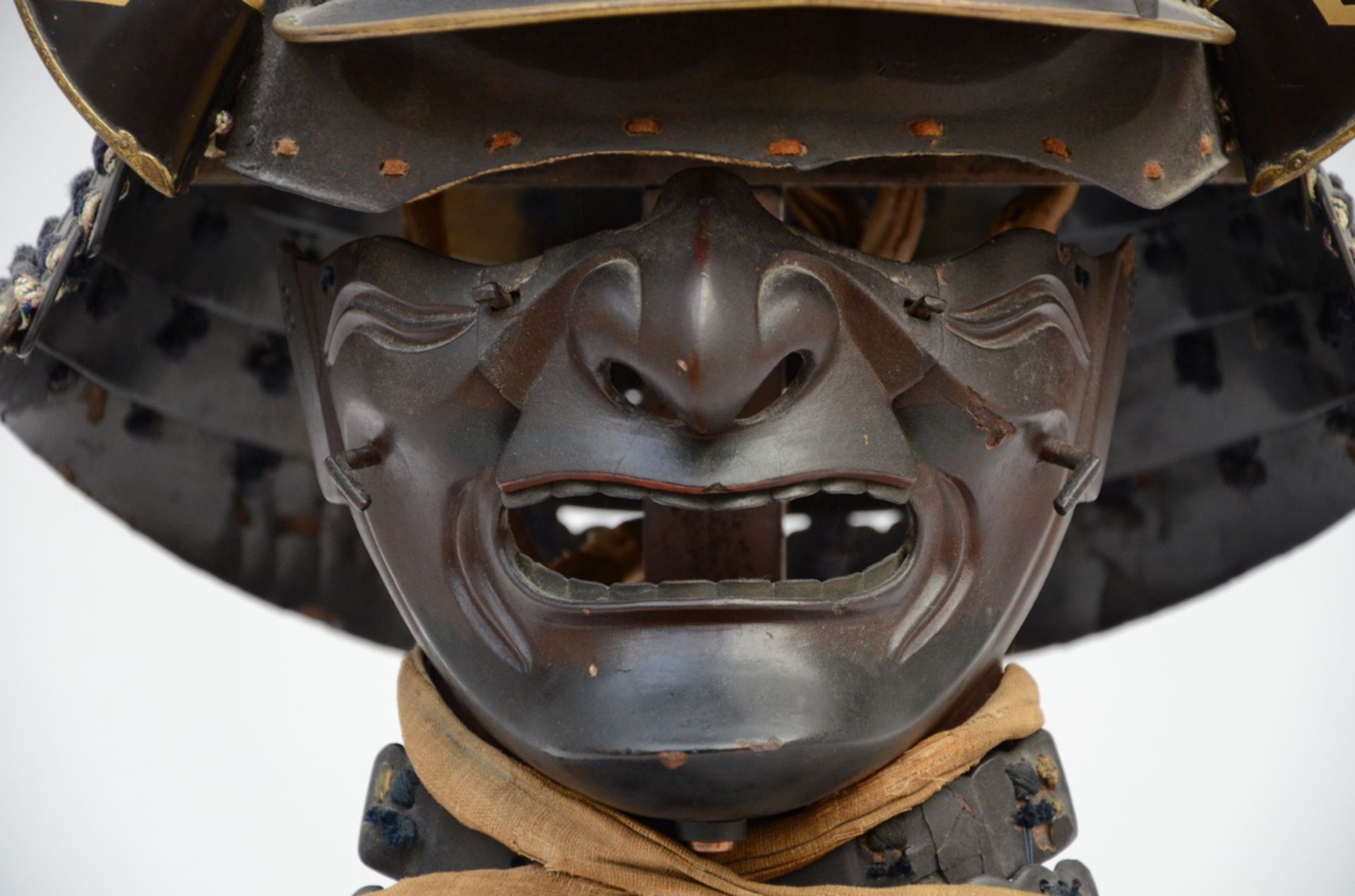 A fine Japanese bronze kabuto with menpo Edo period (h41x32cm) - Bild 2 aus 6