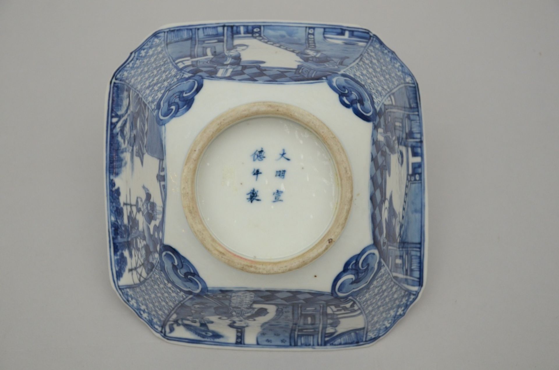 Chinese octagonal bowl in blue and white porcelain 'romantic scenes' 19th century (11.5x21x20.5cm) - Image 5 of 5