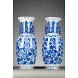 A pair of Chinese vases in blue and white porcelain 'squirrels' (h64cm) (*)