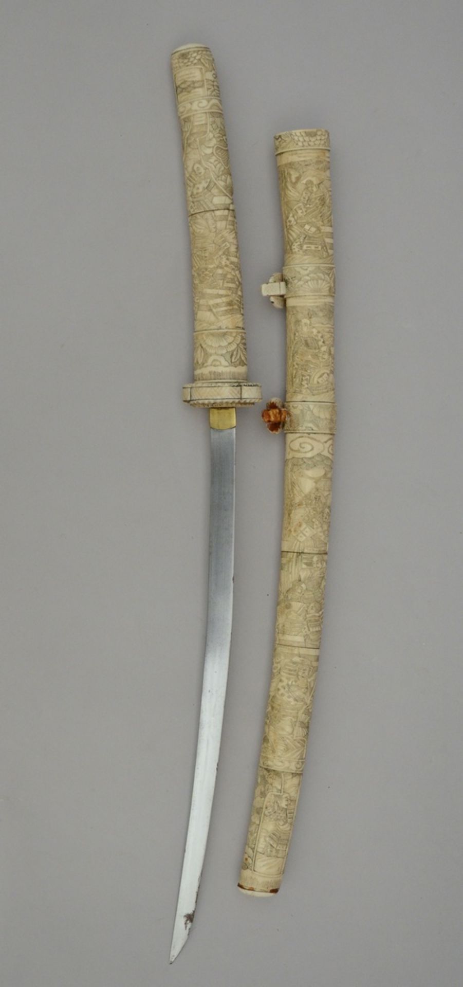 A collection of four Japanese swords in bone circa 1900 (L 93/86/65/37cm) (*) - Bild 5 aus 5