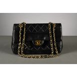 A leather Chanel handbag (15.5x25x7cm)