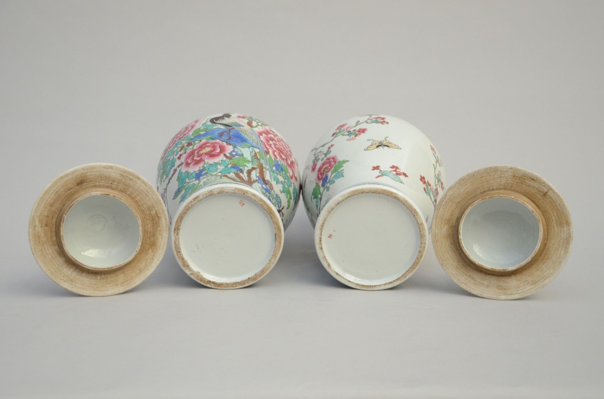 A pair of lidded vases in Samson porcelain (h49 dia 20cm) (*) - Image 3 of 3