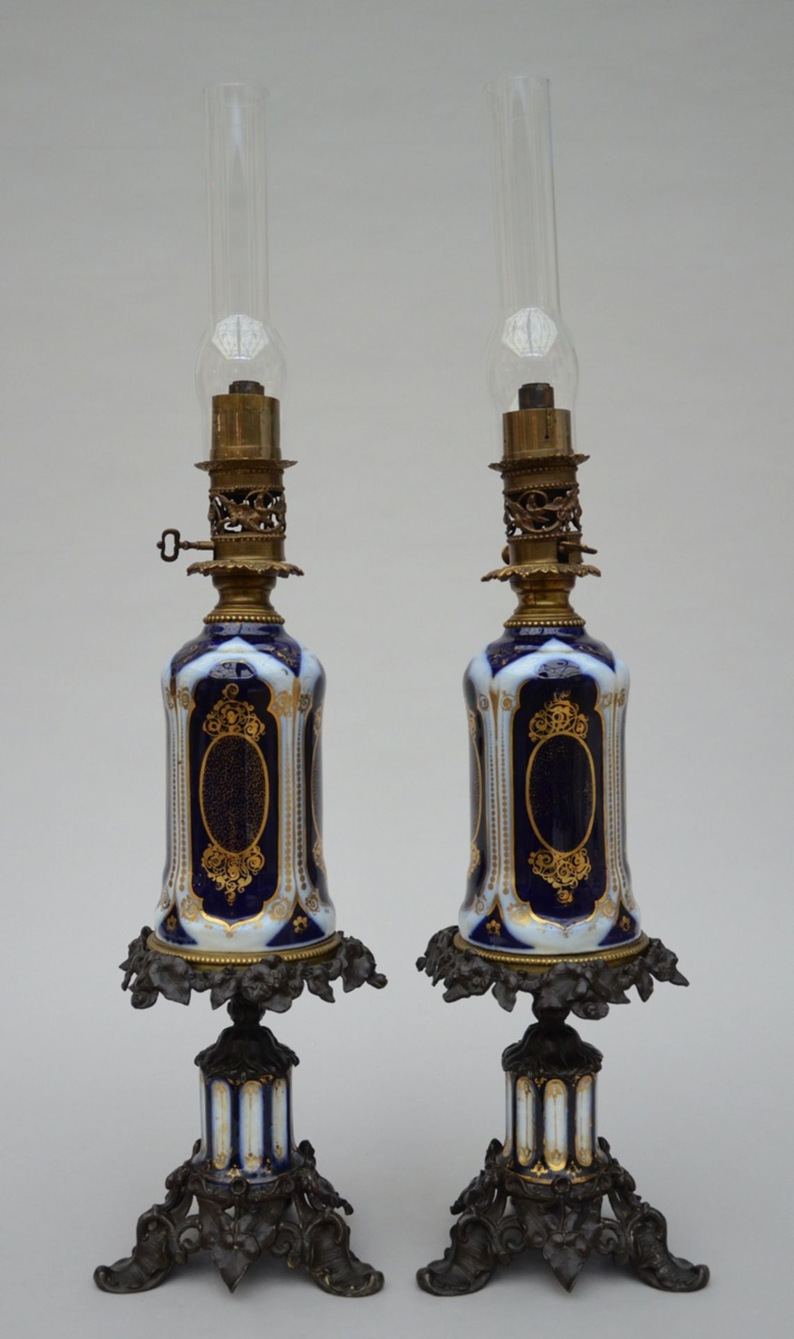 A pair of Bayeux porcelain oil lamps with bronze mounts (h64cm)