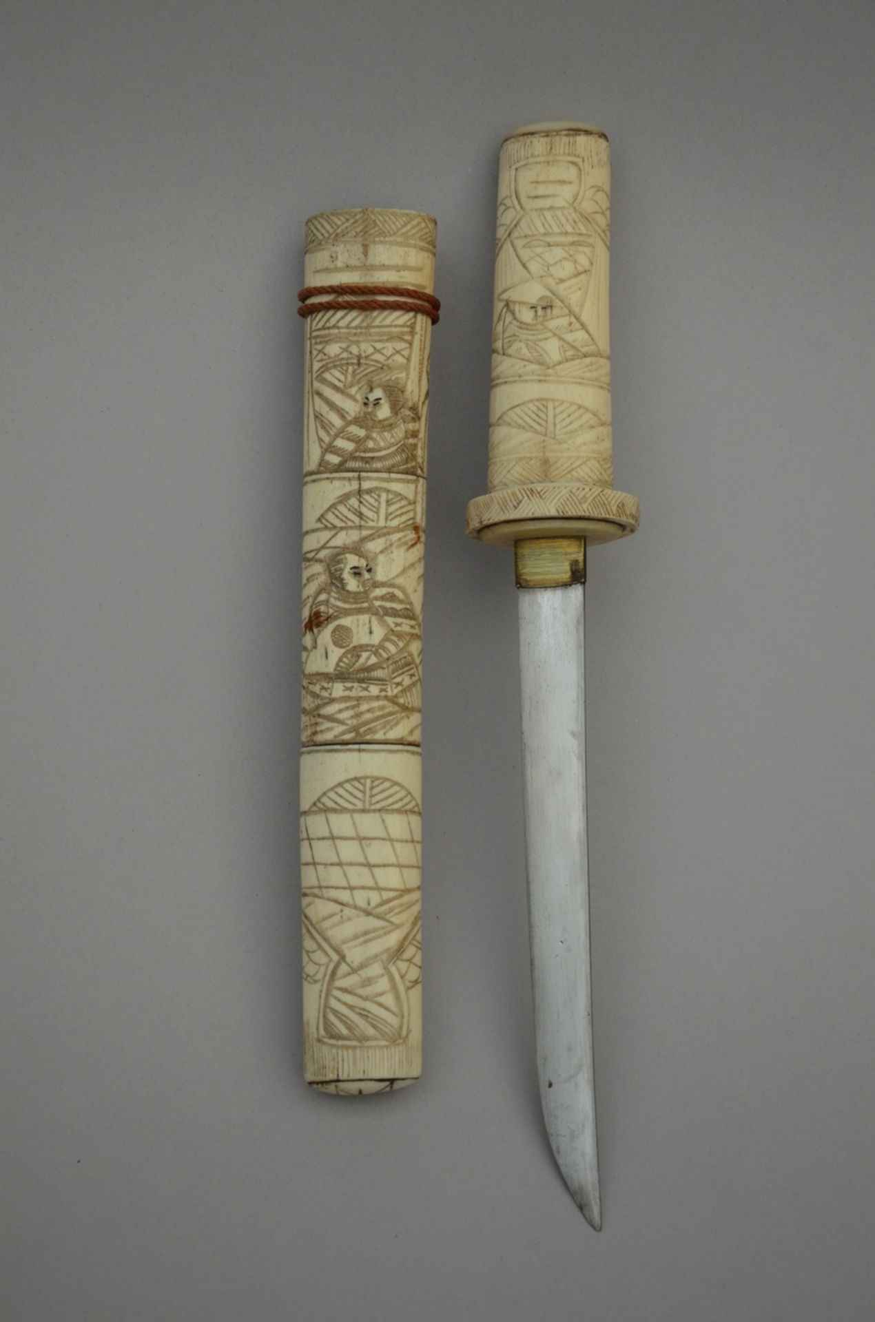 A collection of four Japanese swords in bone circa 1900 (L 93/86/65/37cm) (*) - Bild 2 aus 5