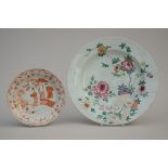 Lot: large Chinese famille rose plate + a plate 18th century (dia 22.5-35.5 cm)(*)