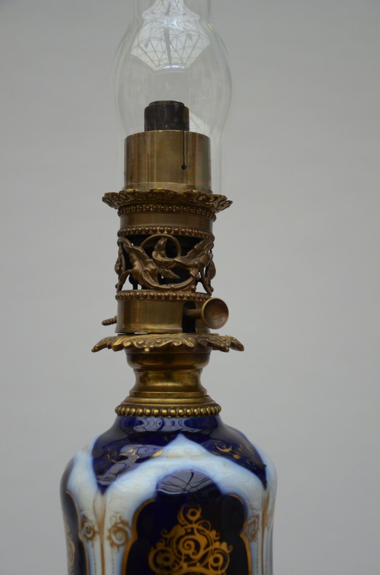 A pair of Bayeux porcelain oil lamps with bronze mounts (h64cm) - Bild 3 aus 5