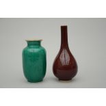 Lot: 2 Chinese monochrome vases 'peach skin and apple green' (h16.5 - 22cm)