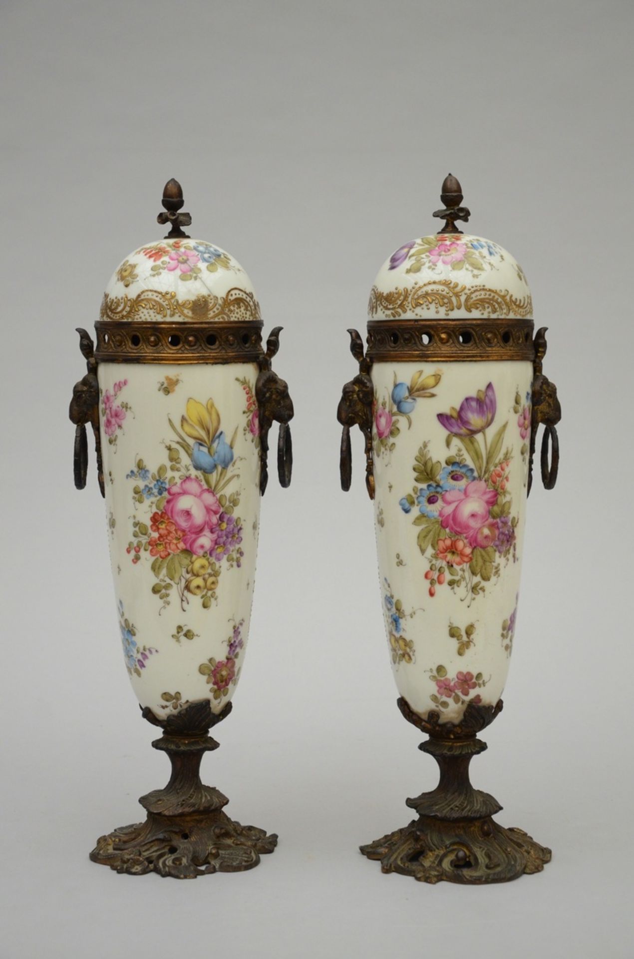 Two porcelain vases with bronze mounts (h46cm) (*) - Bild 2 aus 4