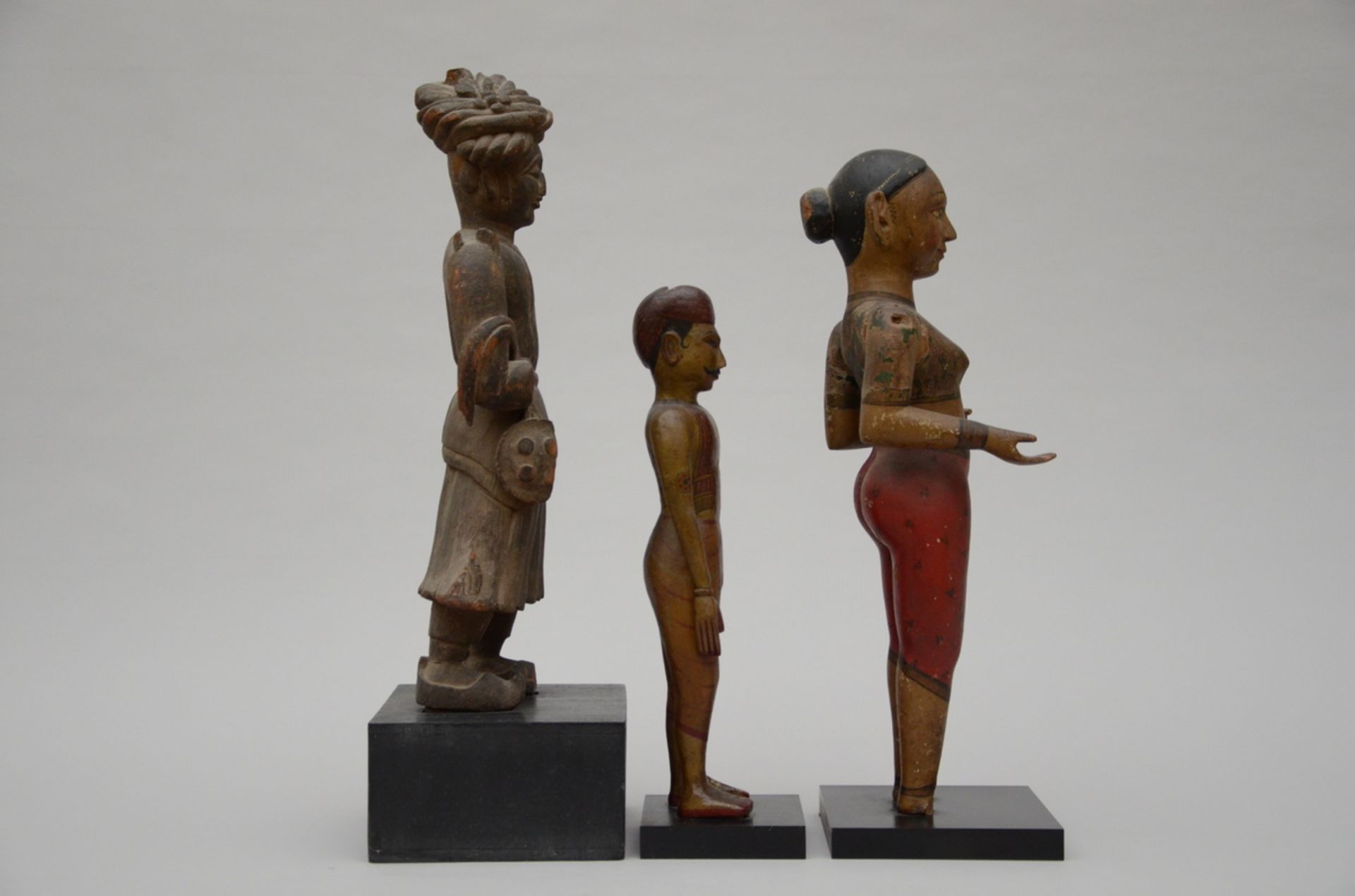 Three Indian wooden statues (55x22x15)(43x12x7)(53x21x9cm) (*) - Bild 2 aus 3