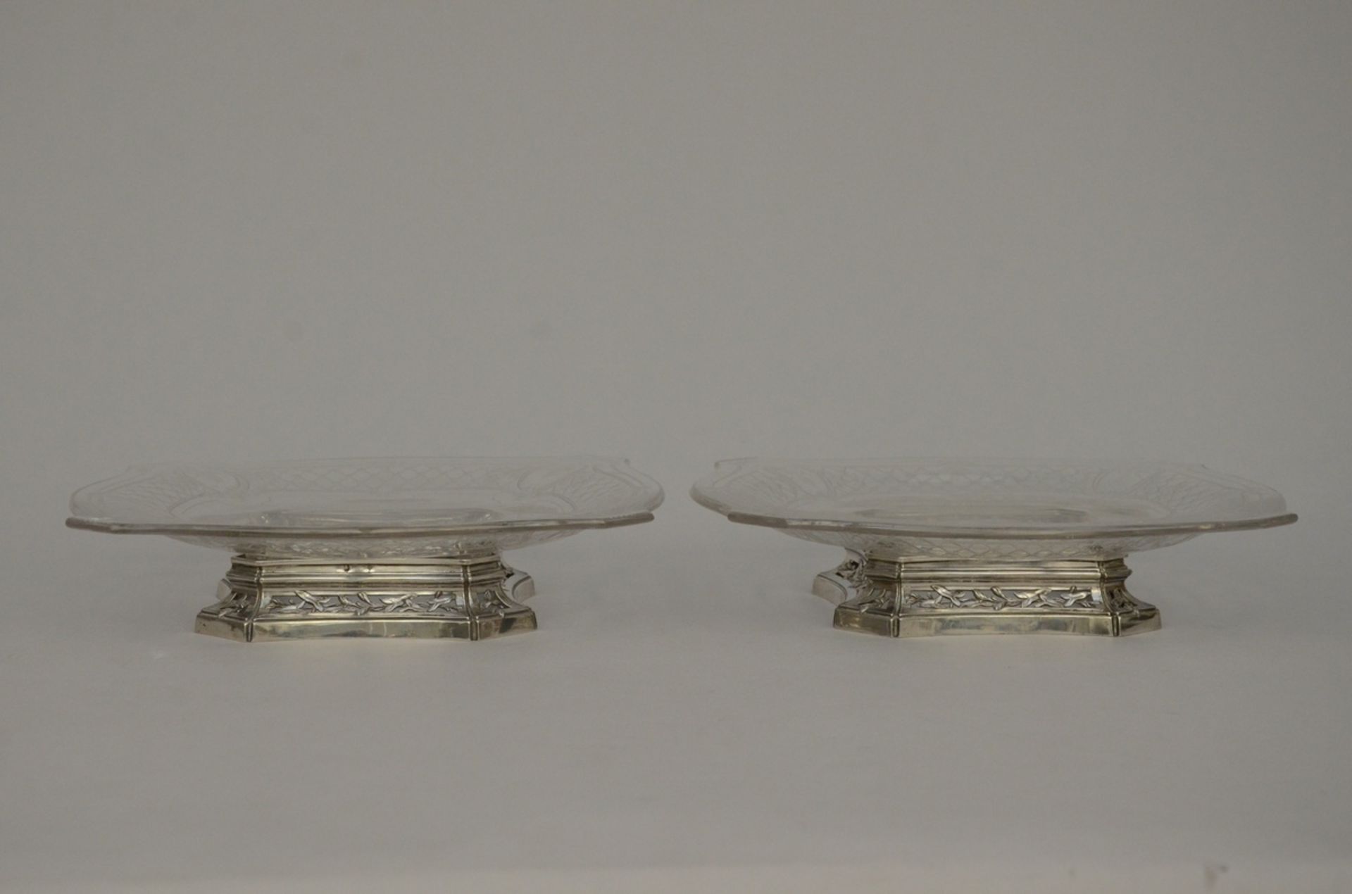 A pair of silver and crystal table displays (25.5x25.5 cm)