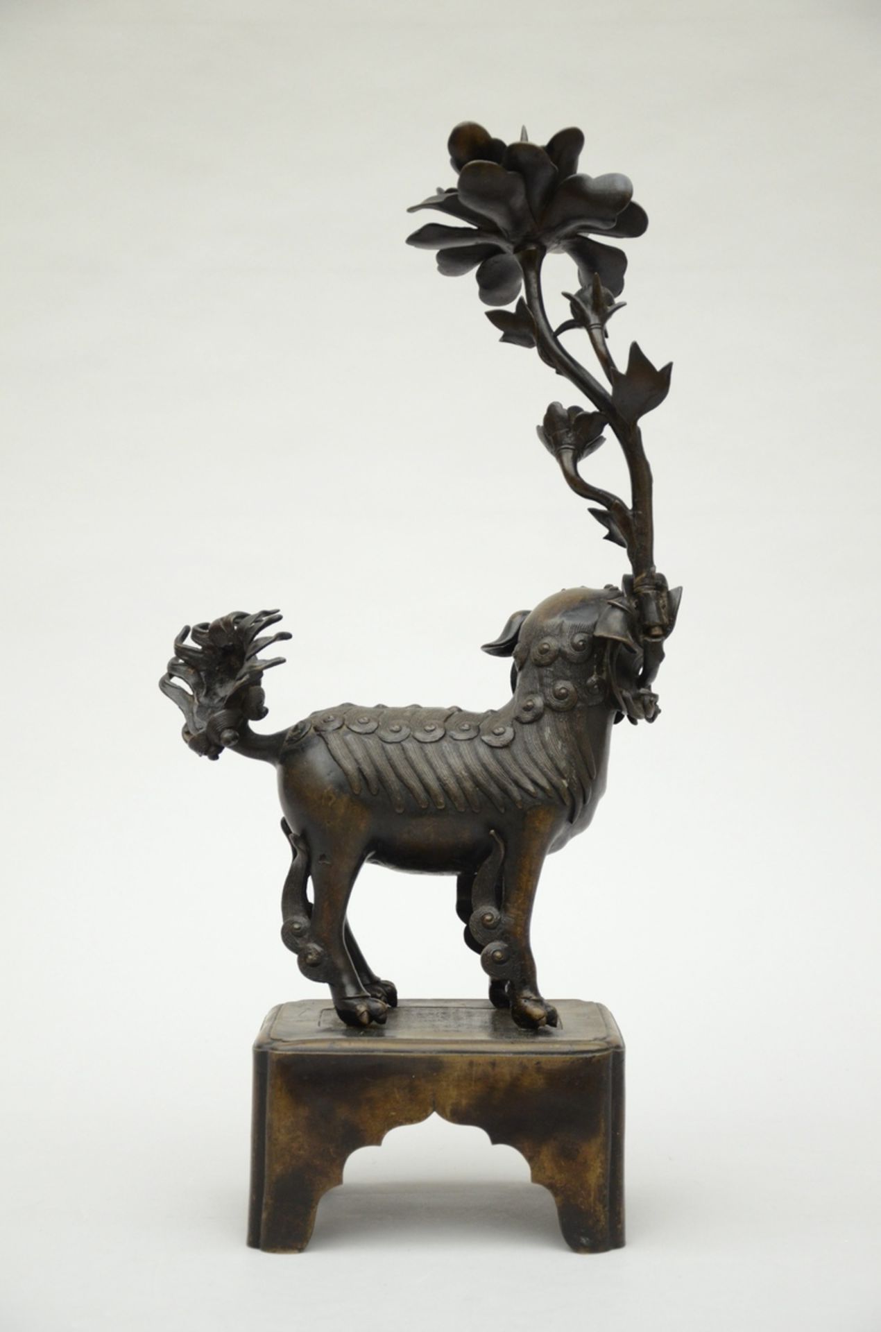 Chinese bronze candle holder 'qilin with lotus flower' (57x27x14cm) (*) - Bild 2 aus 4