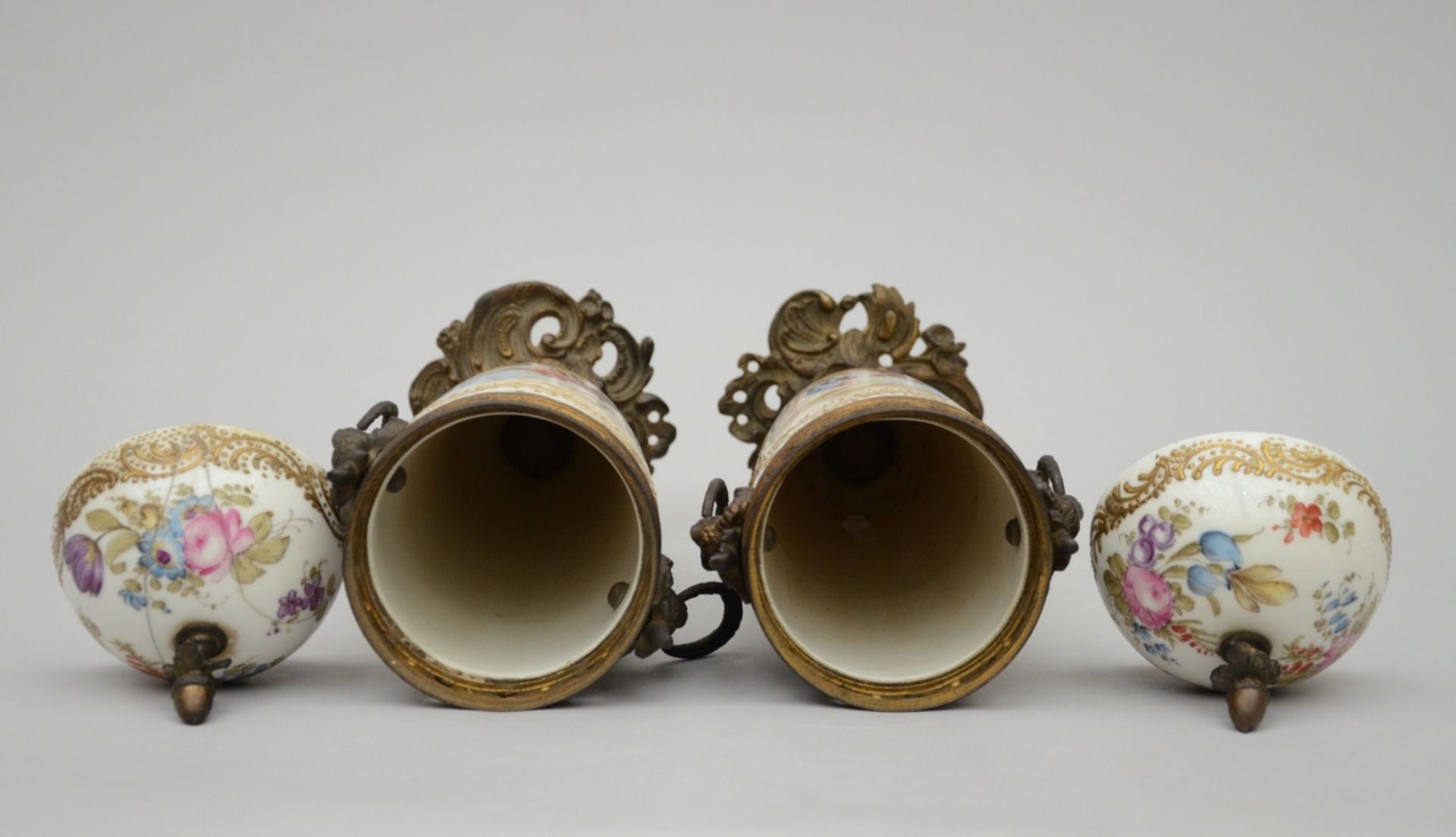 Two porcelain vases with bronze mounts (h46cm) (*) - Bild 3 aus 4