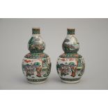 A pair of Chinese famille verte porcelain vases 'figures' (h21cm)
