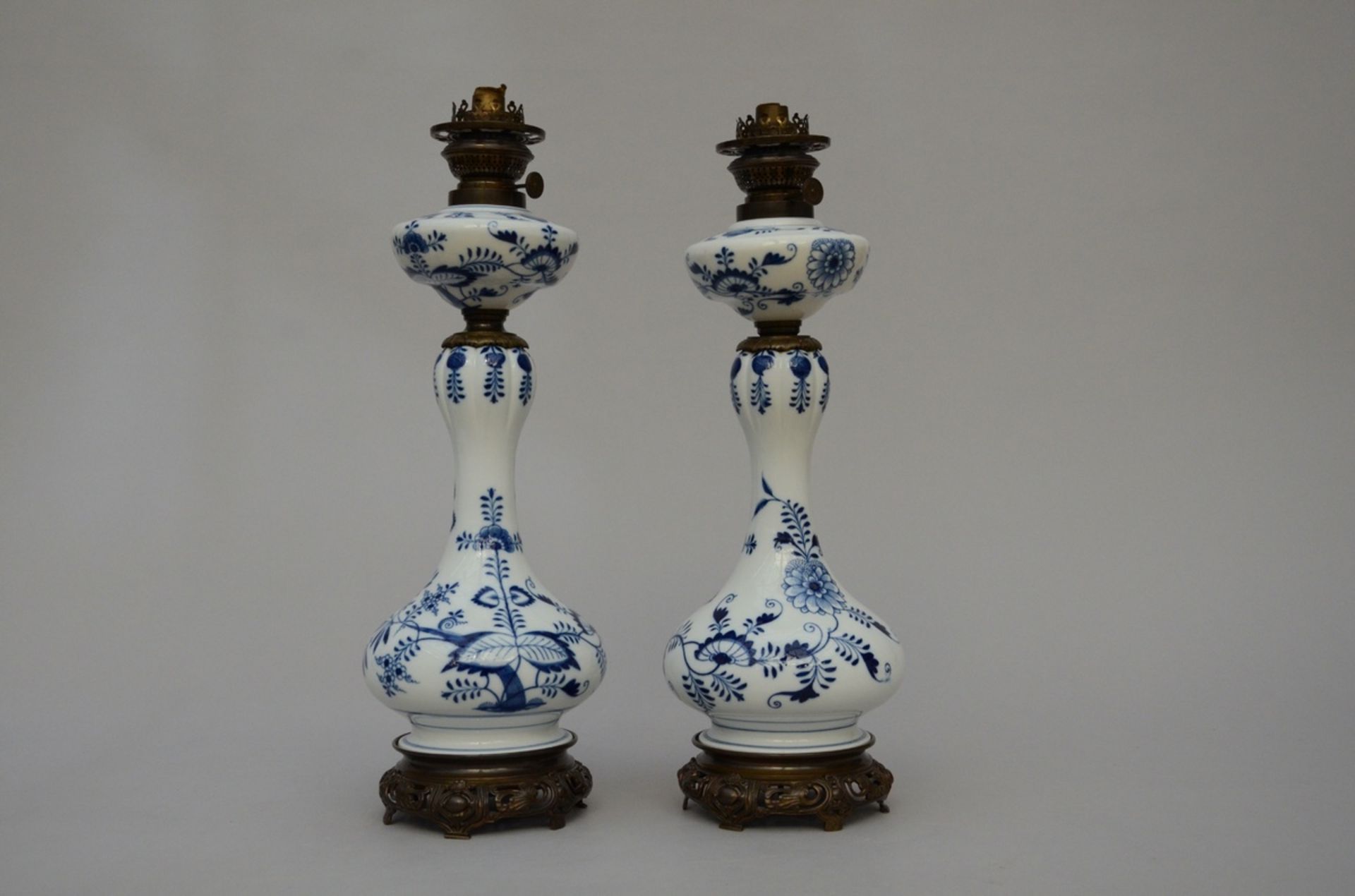 A pair of blue and white Meissen lamps 'onion decor' (h56cm) - Bild 3 aus 6