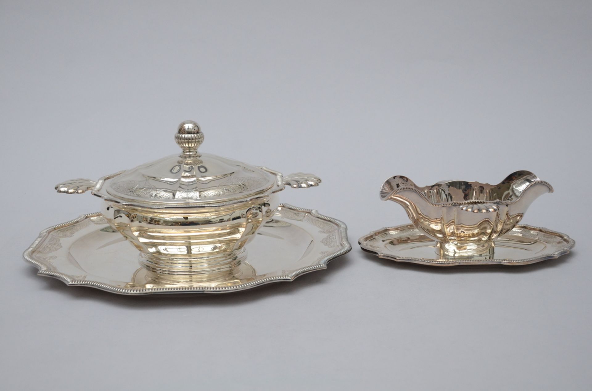 A silver tureen with platter and sauce bowl (800/1000)