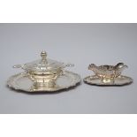 A silver tureen with platter and sauce bowl (800/1000)