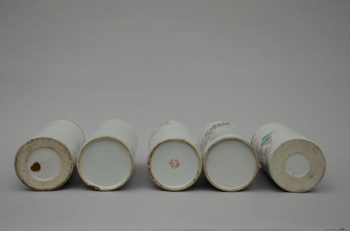 Lot: 5 Chinese cylindrical vases 'figures' (28 to 29 cm) (*) - Bild 4 aus 4