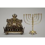 Lot: two copper 'Hanukkah' lamps (25x22x11) (26x25x7cm)