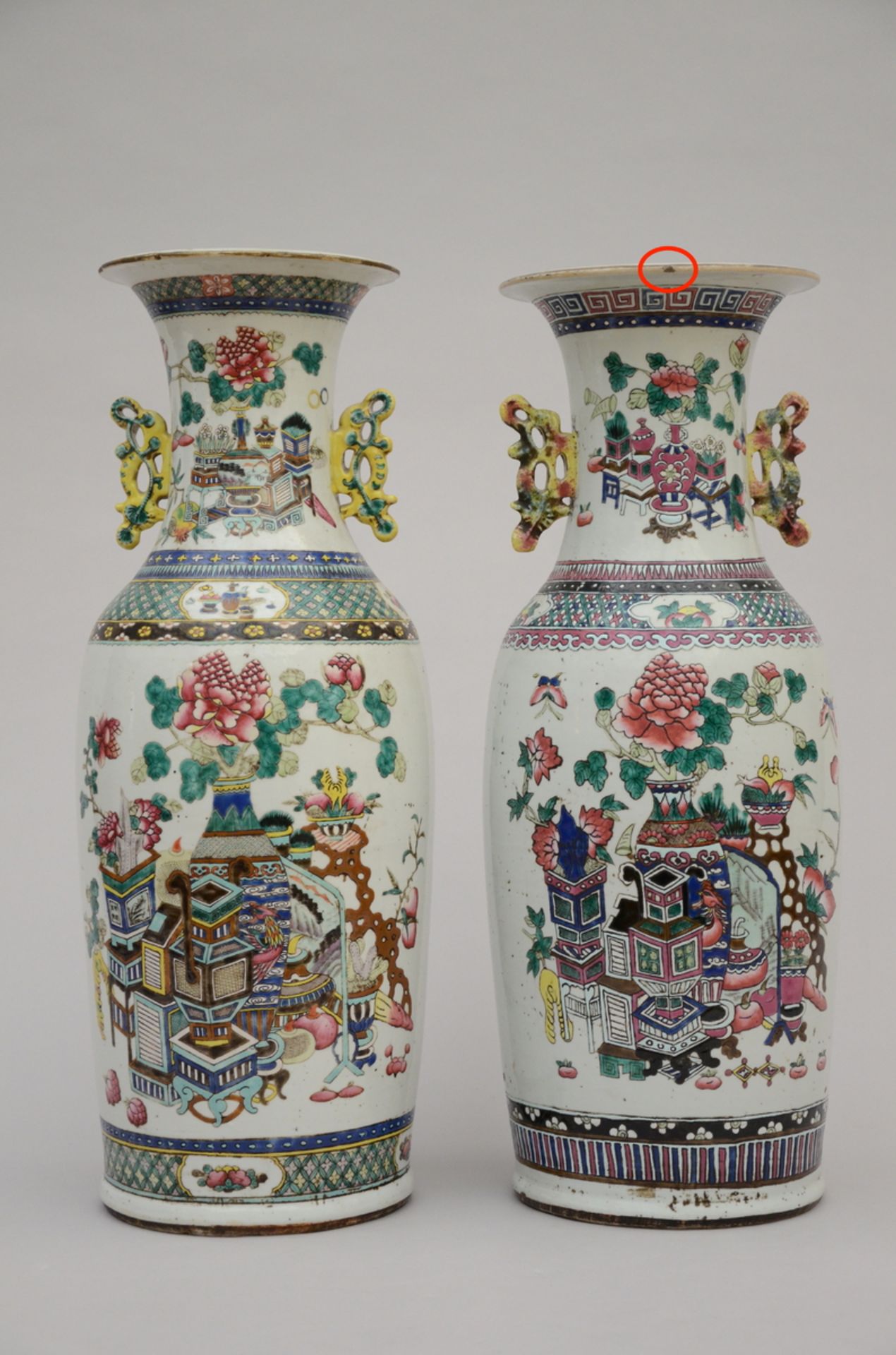 2 vases in Chinese porcelain 'birds' and 'antiquities' (h60cm) (*)