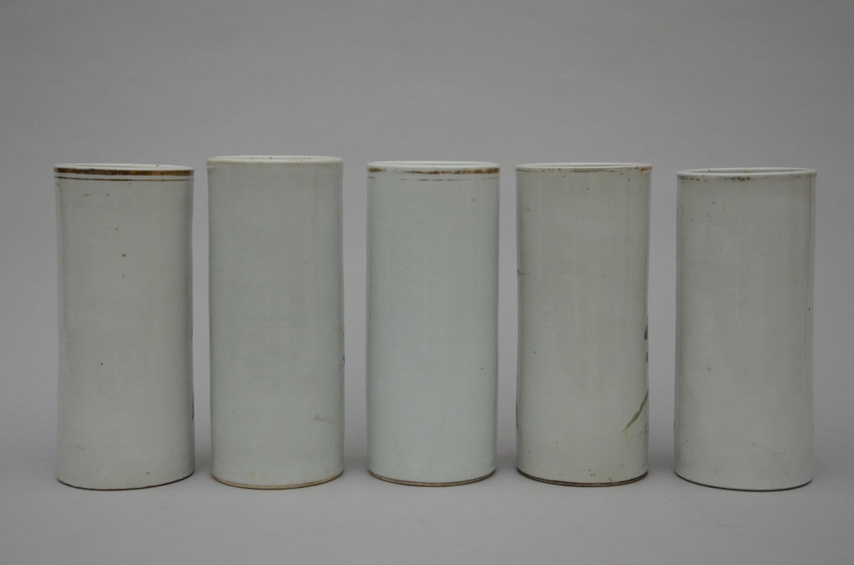 Lot: 5 Chinese cylindrical vases 'figures' (28 to 29 cm) (*) - Bild 2 aus 4