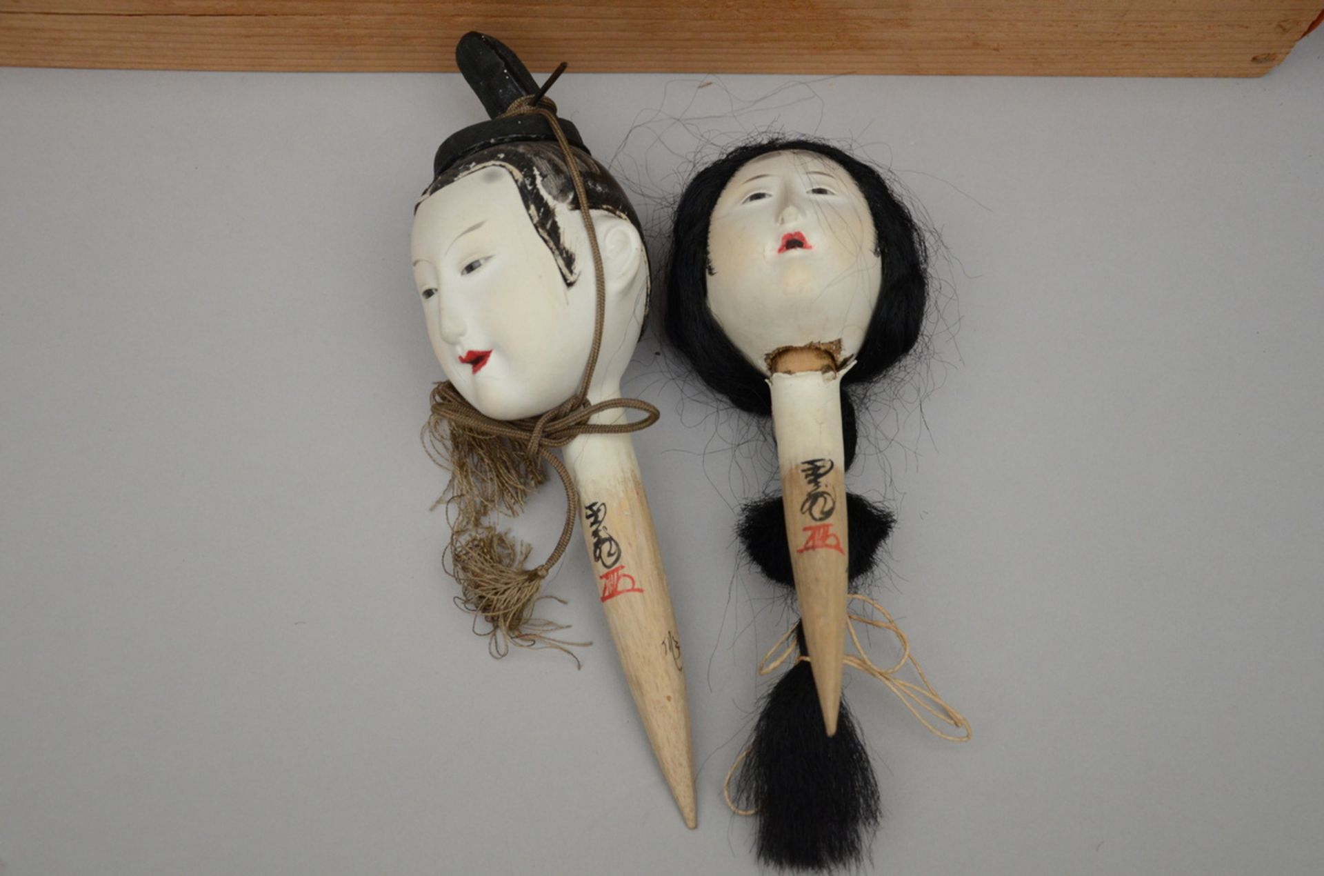 2 Japanese dolls 'warrior and companion' (26x44x34cm) (26x33x26cm) (*) - Bild 4 aus 4