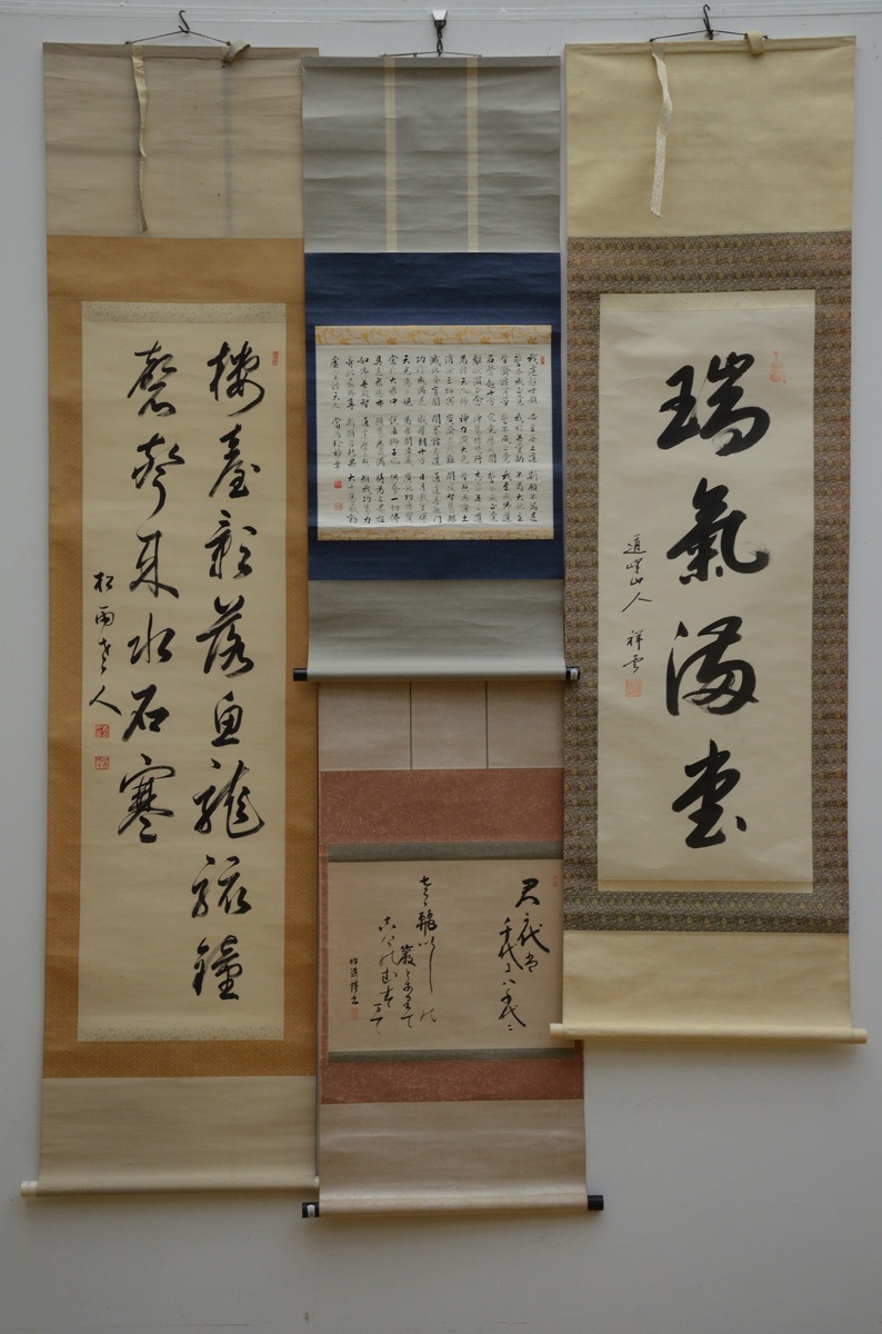 Lot: 4 oriental hanging scrolls with calligraphy (34x45)(103x39)(128x37)(34x43cm)