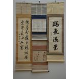Lot: 4 oriental hanging scrolls with calligraphy (34x45)(103x39)(128x37)(34x43cm)