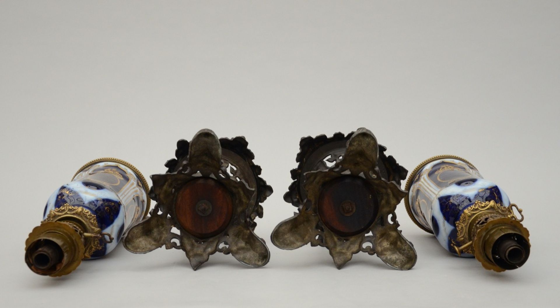 A pair of Bayeux porcelain oil lamps with bronze mounts (h64cm) - Bild 5 aus 5