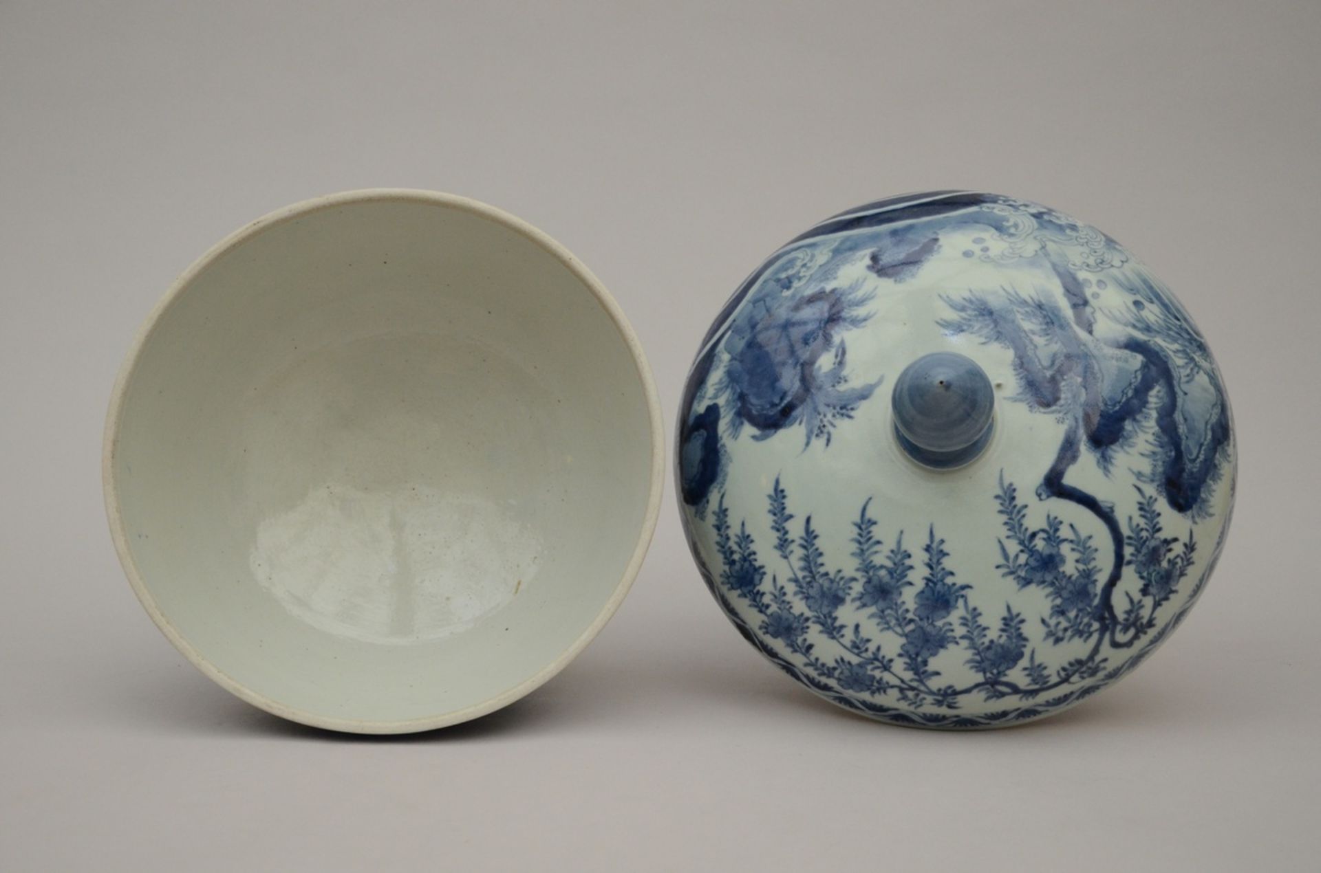 Japanese lidded pot in blue and white porcelain (dia32cm) (*) - Image 3 of 5