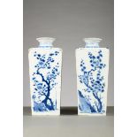 A pair of square vases in Chinese blue and white porcelain 'flowers' Kangxi period (27 x 11.5x11.