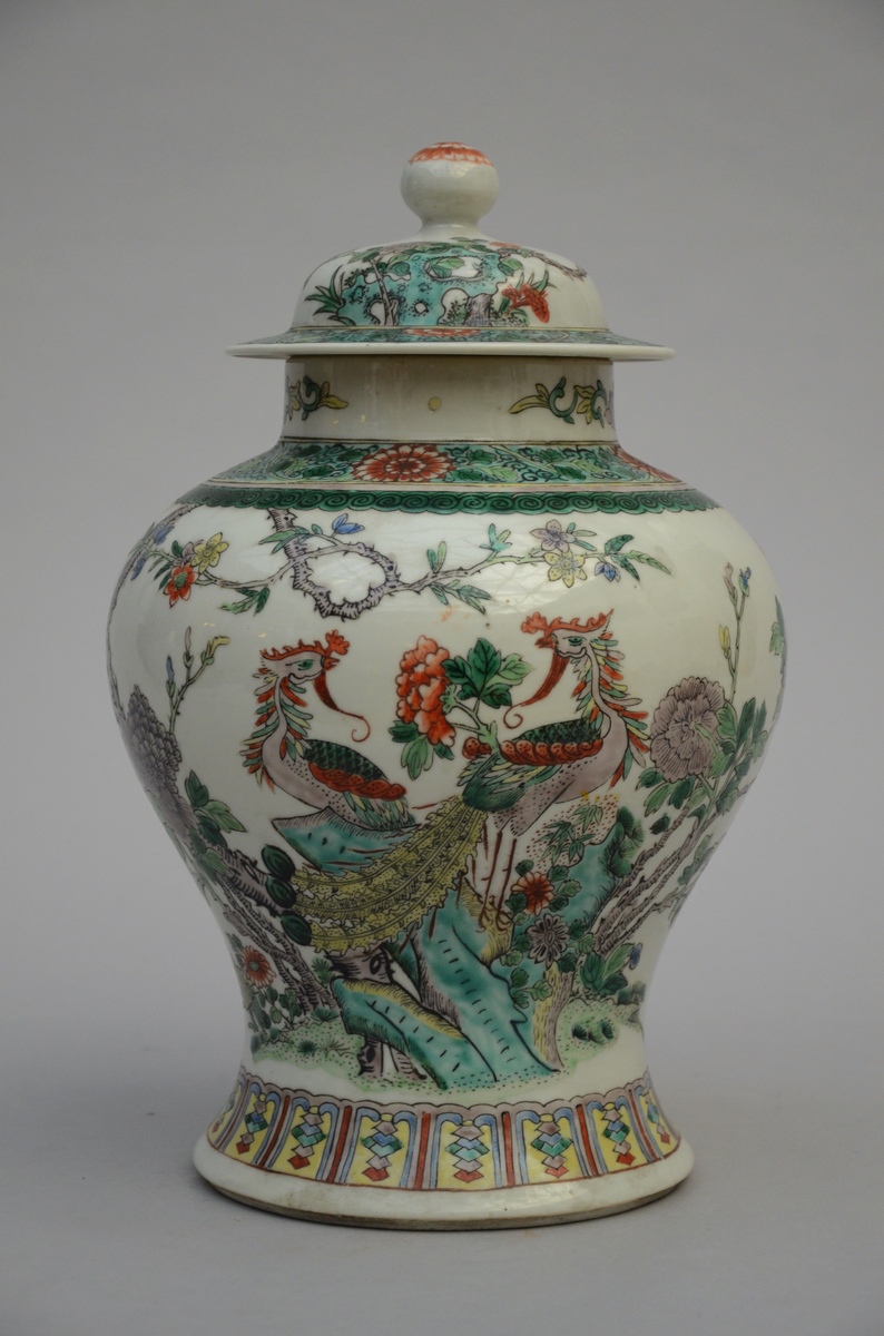 Potiche in Chinese famille verte porcelain 'phoenixes' (h36cm)