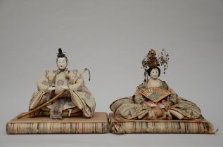 2 Japanese dolls 'warrior and companion' (26x44x34cm) (26x33x26cm) (*)