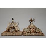 2 Japanese dolls 'warrior and companion' (26x44x34cm) (26x33x26cm) (*)