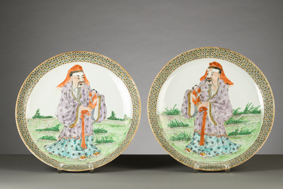 A pair of dishes in Canton porcelain 'sage and child' (dia 37cm) (*)