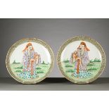 A pair of dishes in Canton porcelain 'sage and child' (dia 37cm) (*)