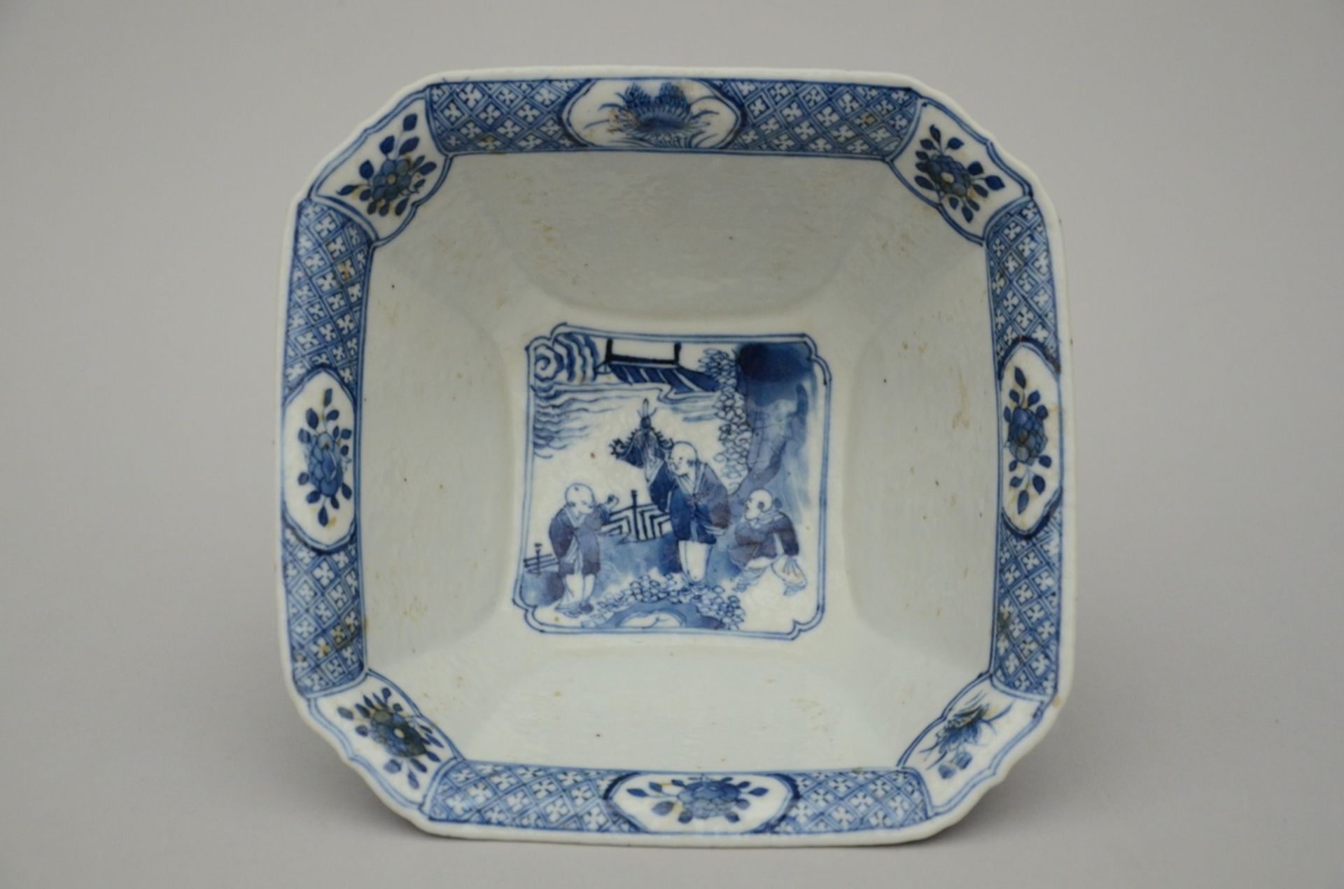 Chinese octagonal bowl in blue and white porcelain 'romantic scenes' 19th century (11.5x21x20.5cm) - Image 4 of 5