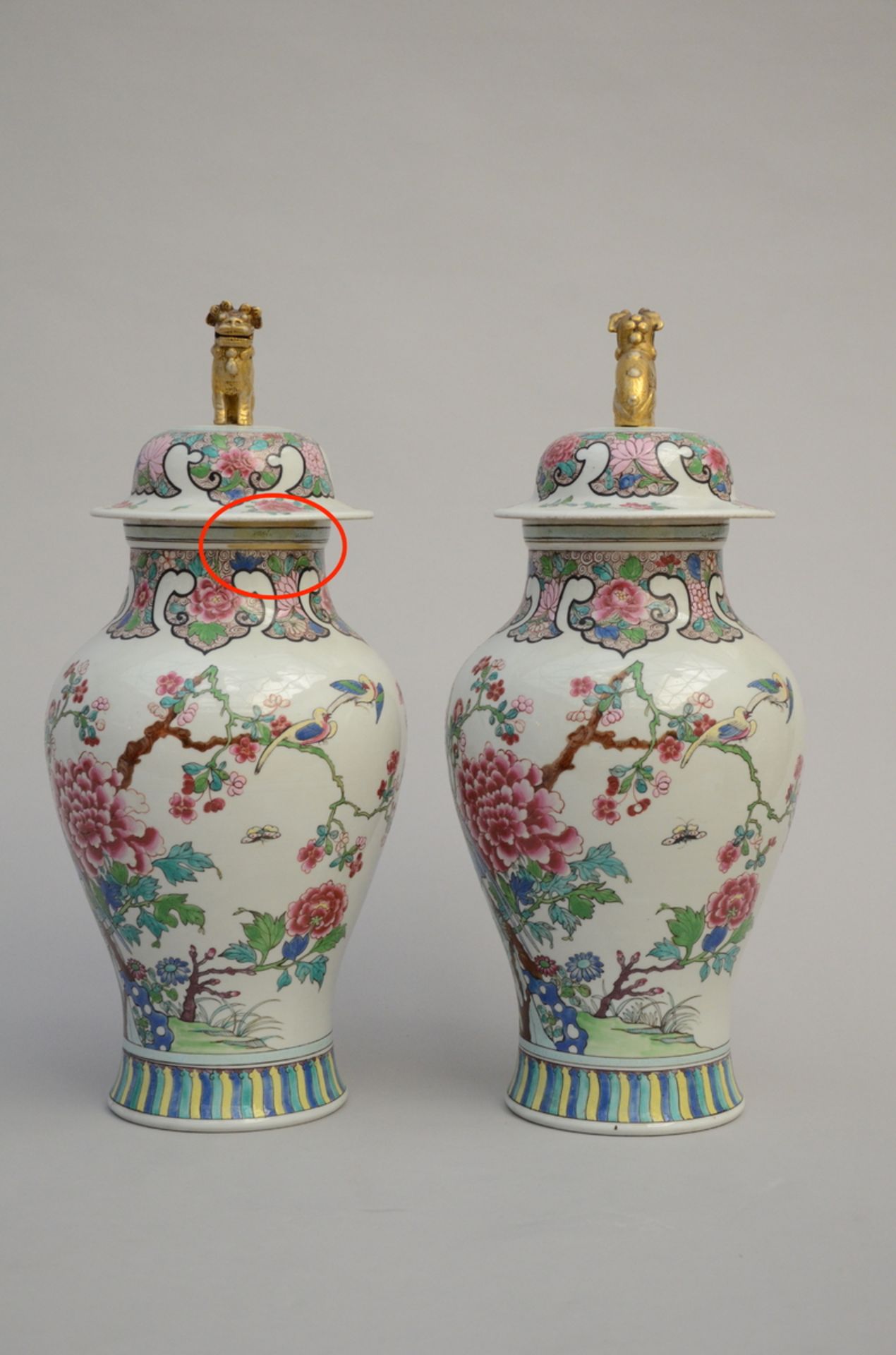 A pair of lidded vases in Samson porcelain (h49 dia 20cm) (*) - Image 2 of 3