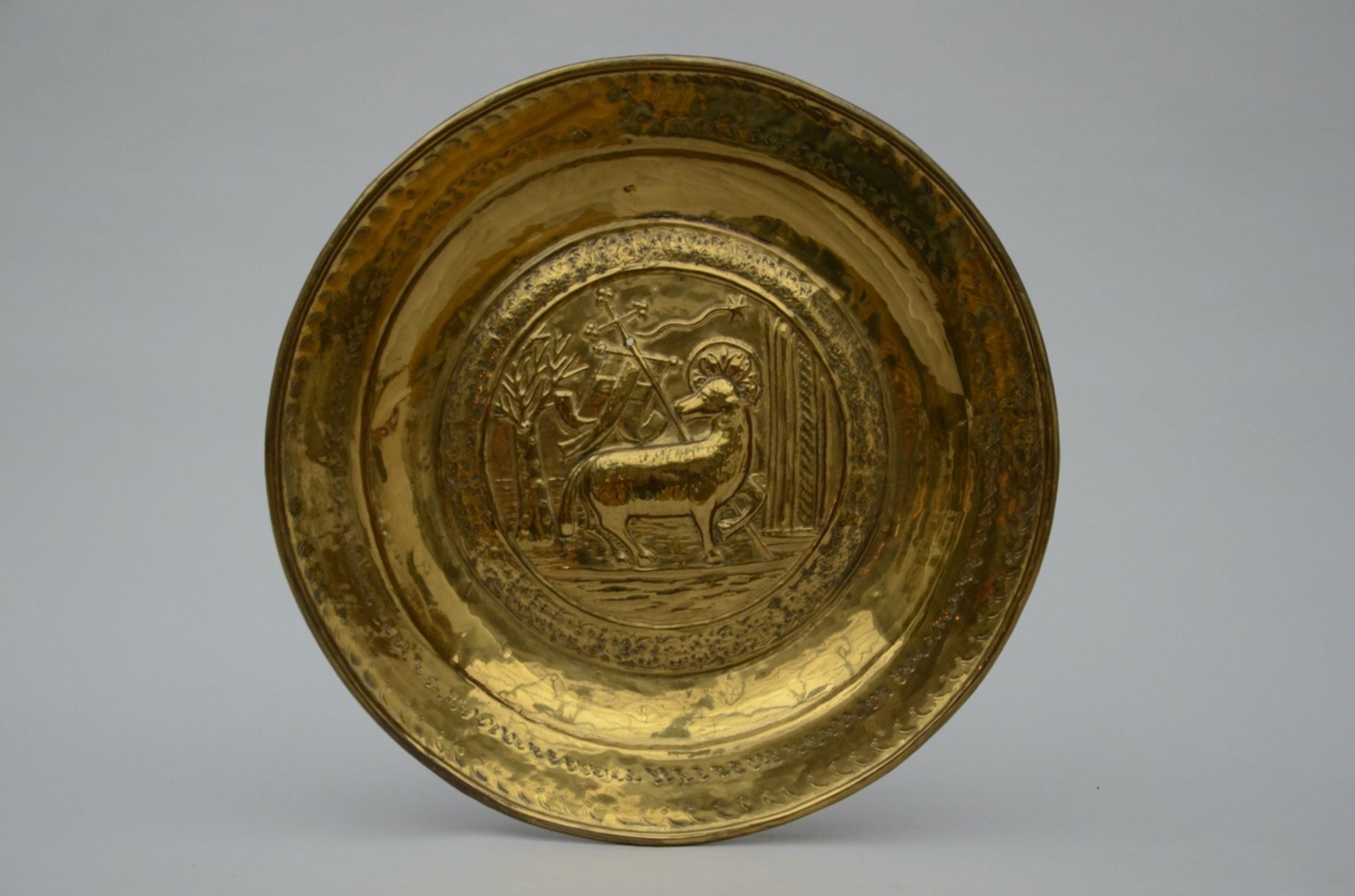 Sacrifice dish in copper 'Lamb of God' (dia 42.5 cm) (*)