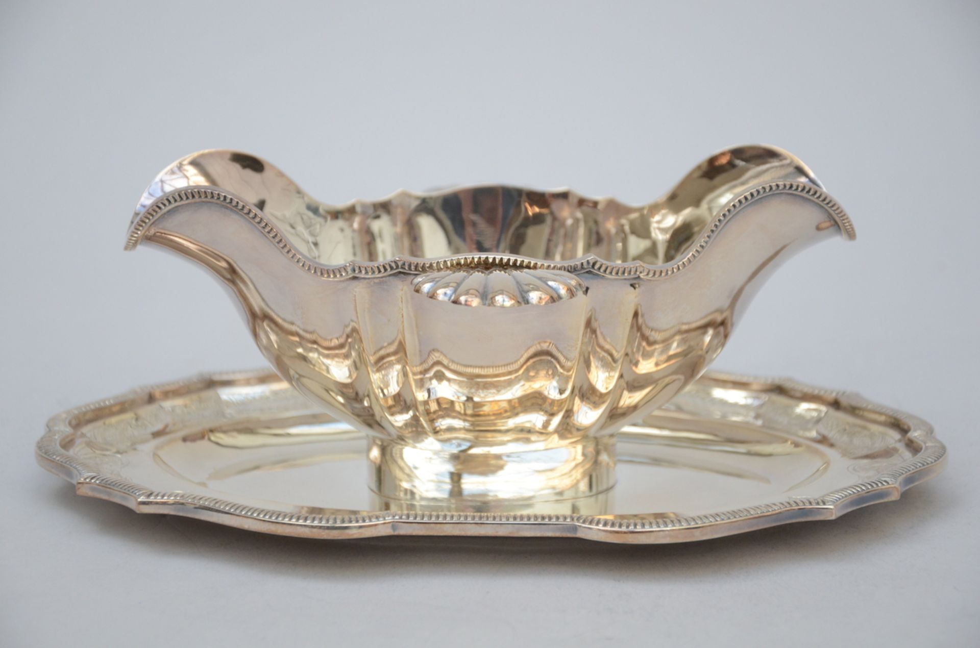 A silver tureen with platter and sauce bowl (800/1000) - Image 4 of 5