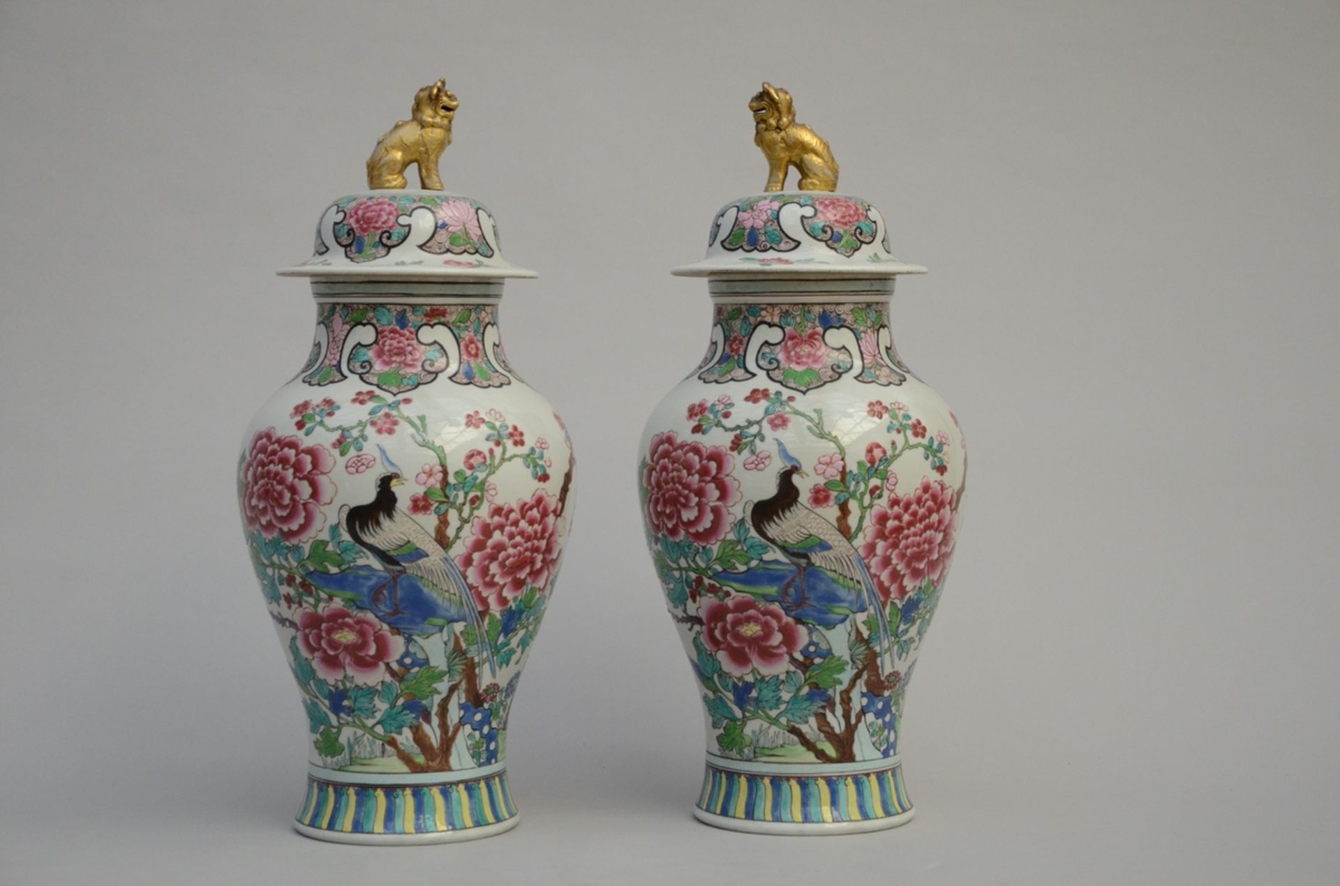 A pair of lidded vases in Samson porcelain (h49 dia 20cm) (*)
