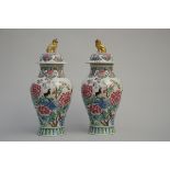 A pair of lidded vases in Samson porcelain (h49 dia 20cm) (*)