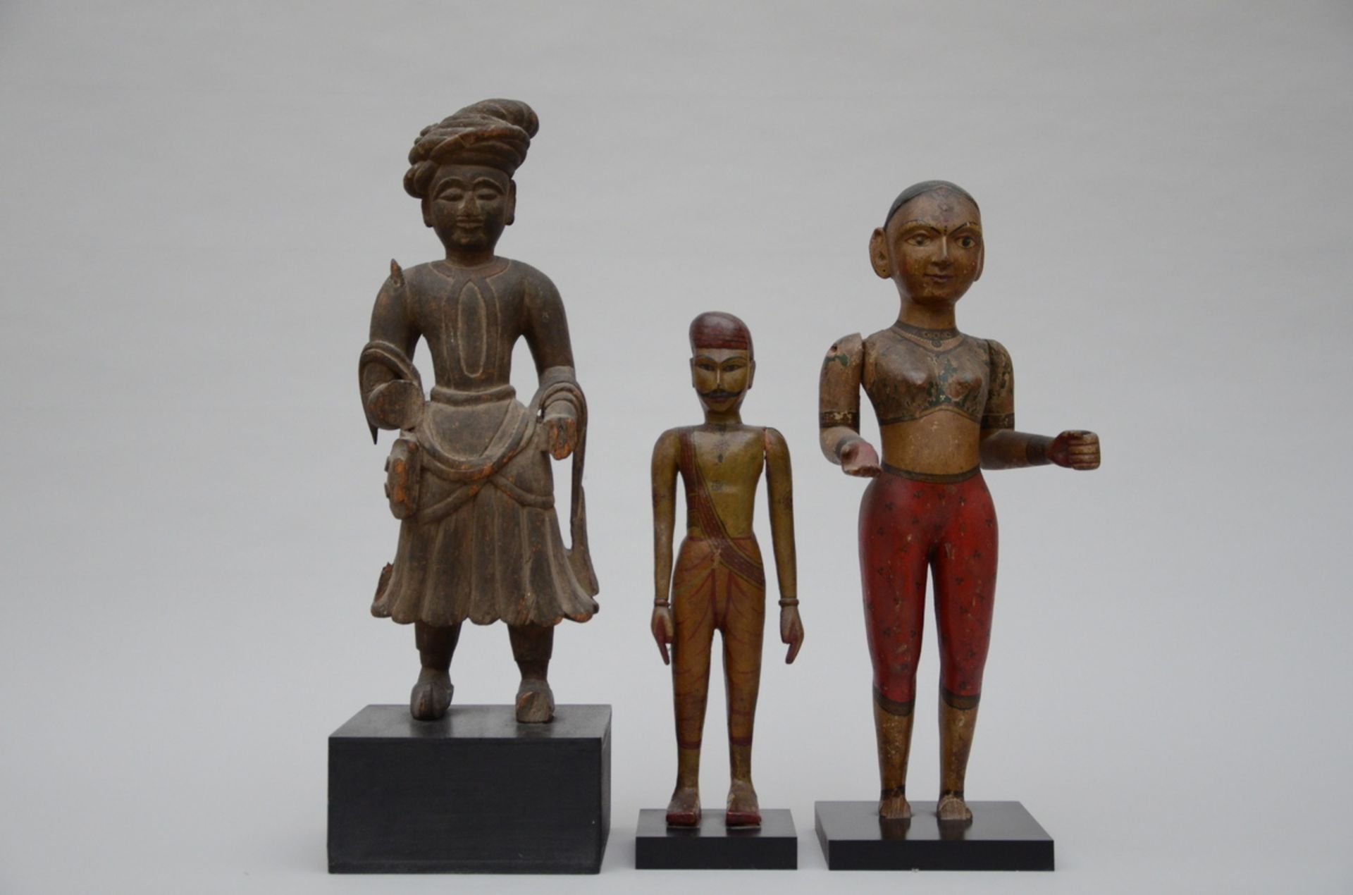 Three Indian wooden statues (55x22x15)(43x12x7)(53x21x9cm) (*)