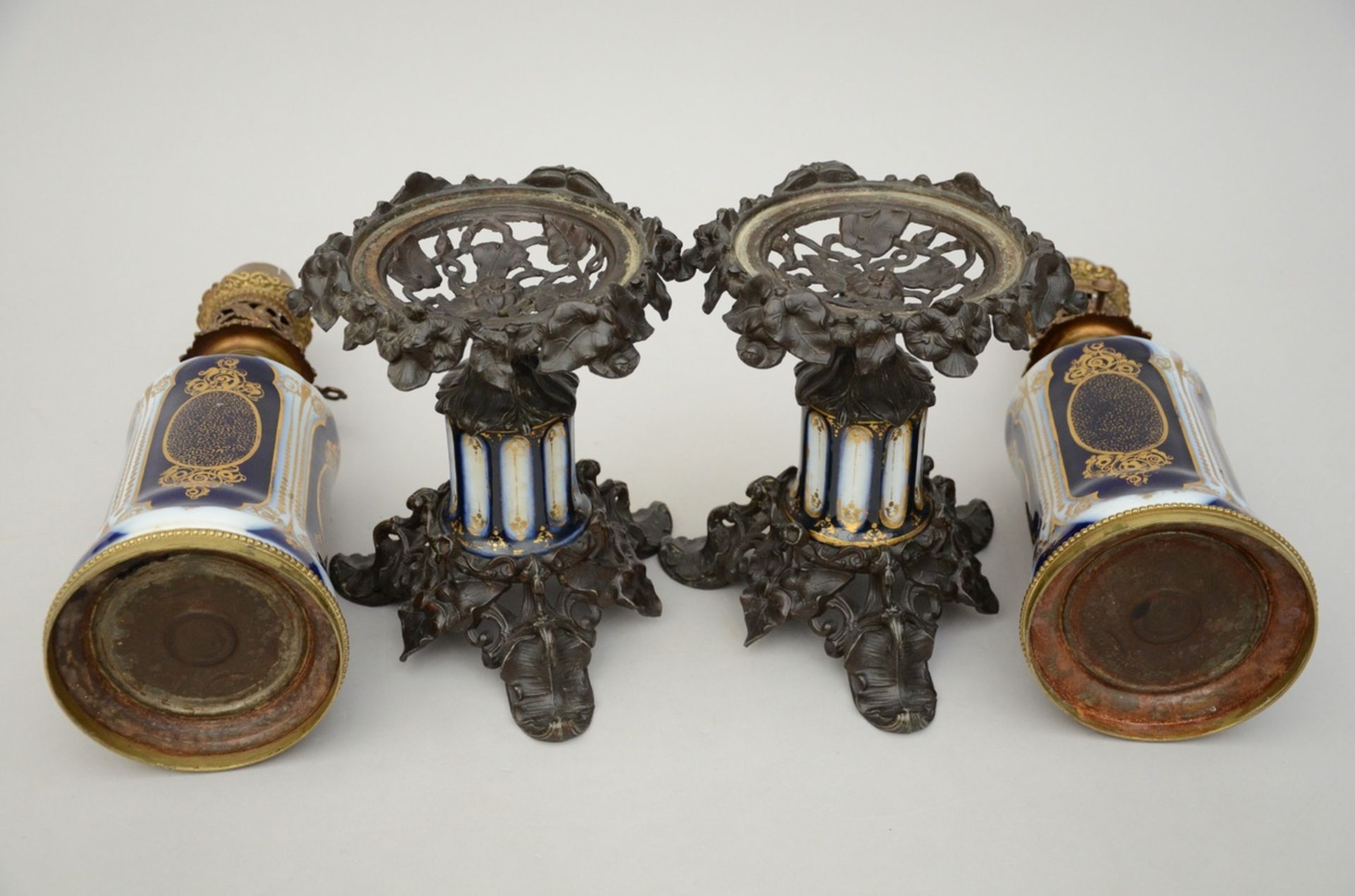 A pair of Bayeux porcelain oil lamps with bronze mounts (h64cm) - Bild 4 aus 5