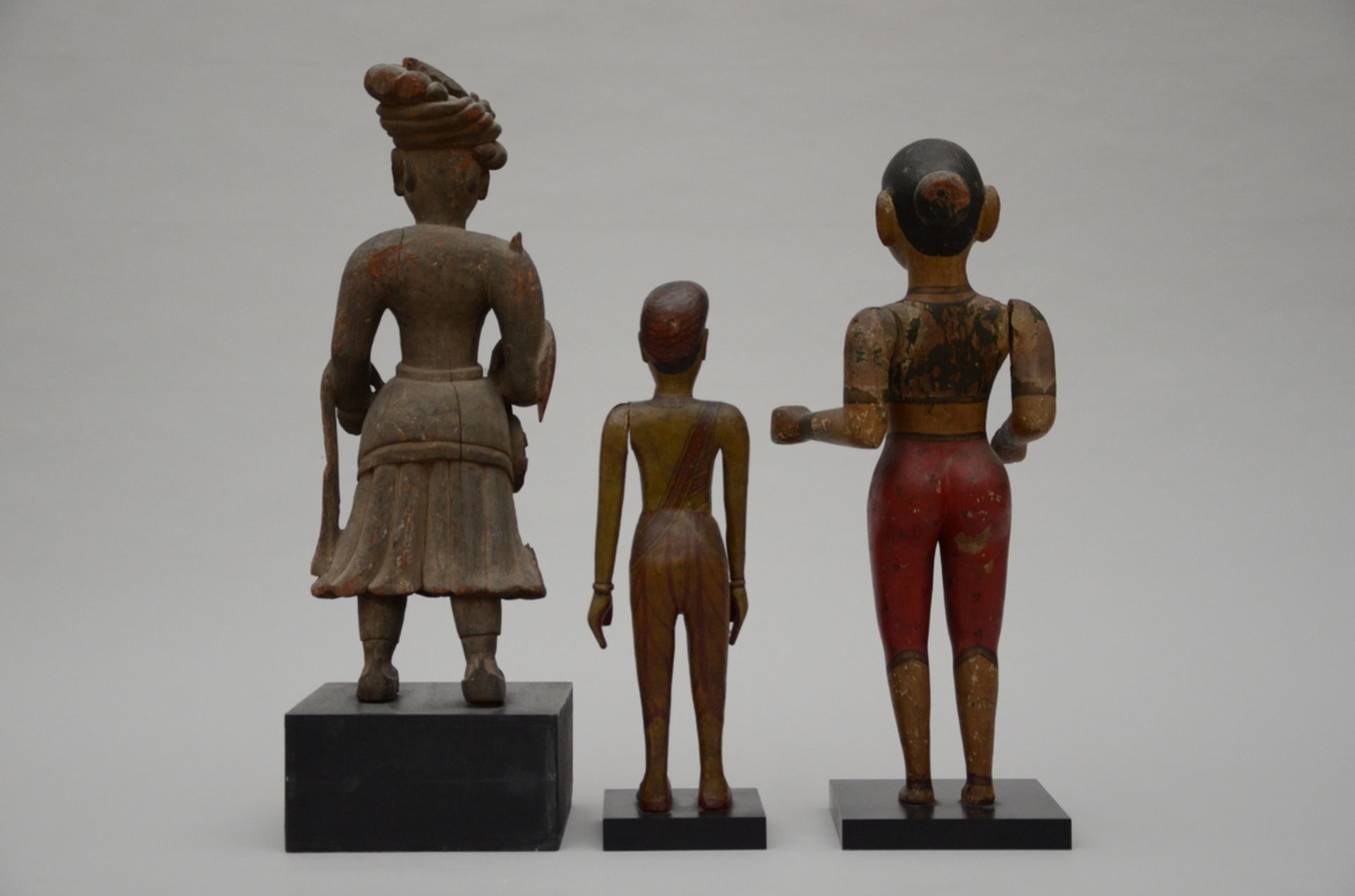 Three Indian wooden statues (55x22x15)(43x12x7)(53x21x9cm) (*) - Bild 3 aus 3