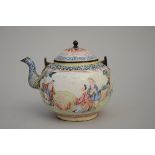 Chinese teapot in enamel 'figures' 18th century (14.5x17x13.5cm)