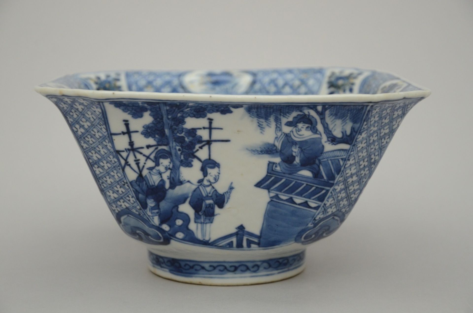 Chinese octagonal bowl in blue and white porcelain 'romantic scenes' 19th century (11.5x21x20.5cm) - Image 3 of 5