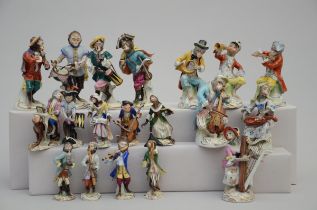 Lot: 19 porcelain statues 'monkey orchestra' (h 10.5cm - 13cm) (*)