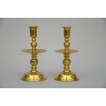 A pair of disc candlesticks in bronze (h23 dia11cm)