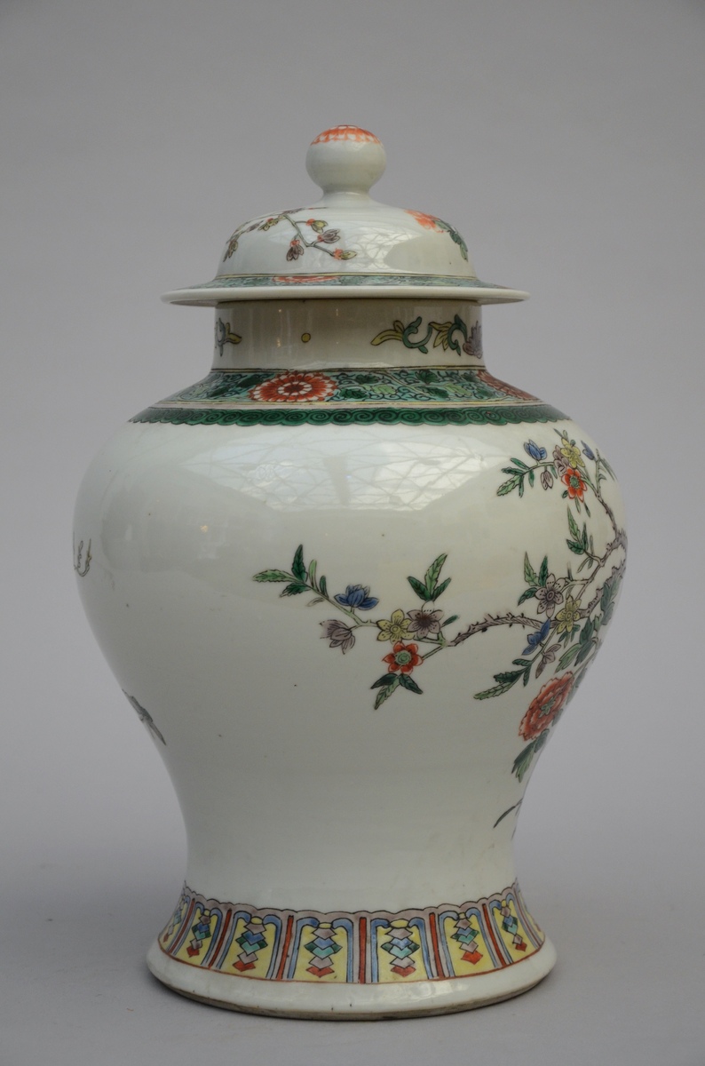 Potiche in Chinese famille verte porcelain 'phoenixes' (h36cm) - Bild 2 aus 4